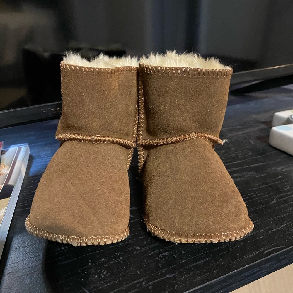 Staheekum sheepskin Ugg like baby booties boots Velcro on 6-12 months infant